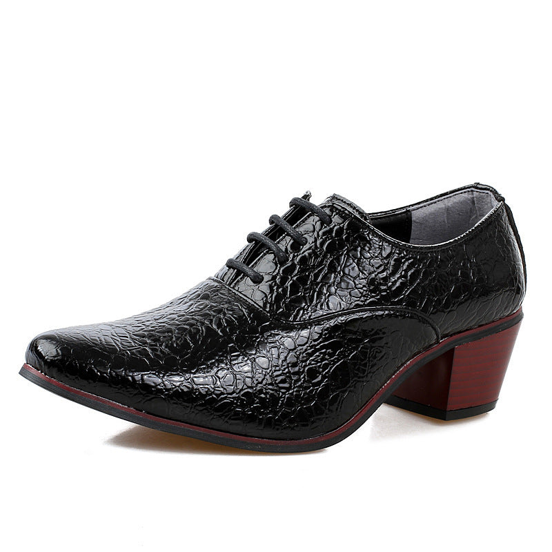 Les chaussures à la mode britannique pour hommes ont des bouts pointus surélevés