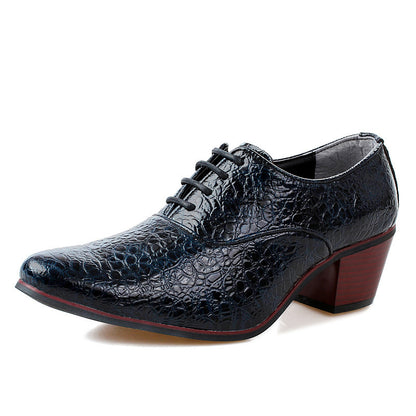 Les chaussures à la mode britannique pour hommes ont des bouts pointus surélevés