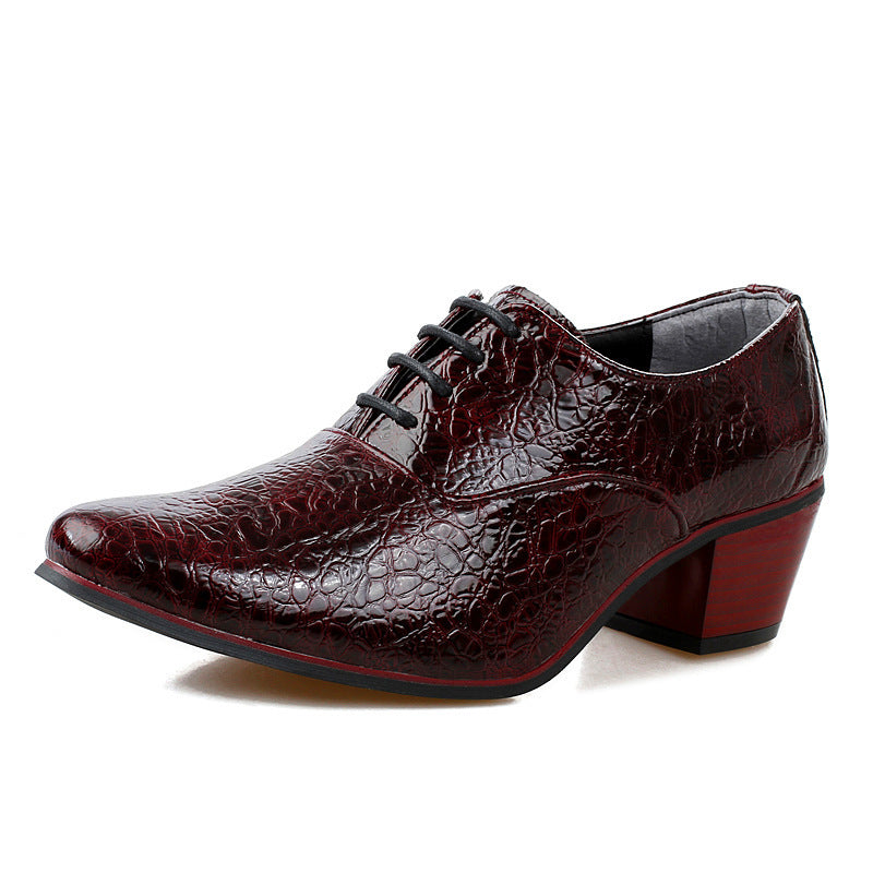 Les chaussures à la mode britannique pour hommes ont des bouts pointus surélevés