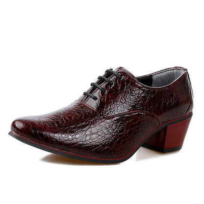Les chaussures à la mode britannique pour hommes ont des bouts pointus surélevés