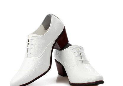 Les chaussures à la mode britannique pour hommes ont des bouts pointus surélevés