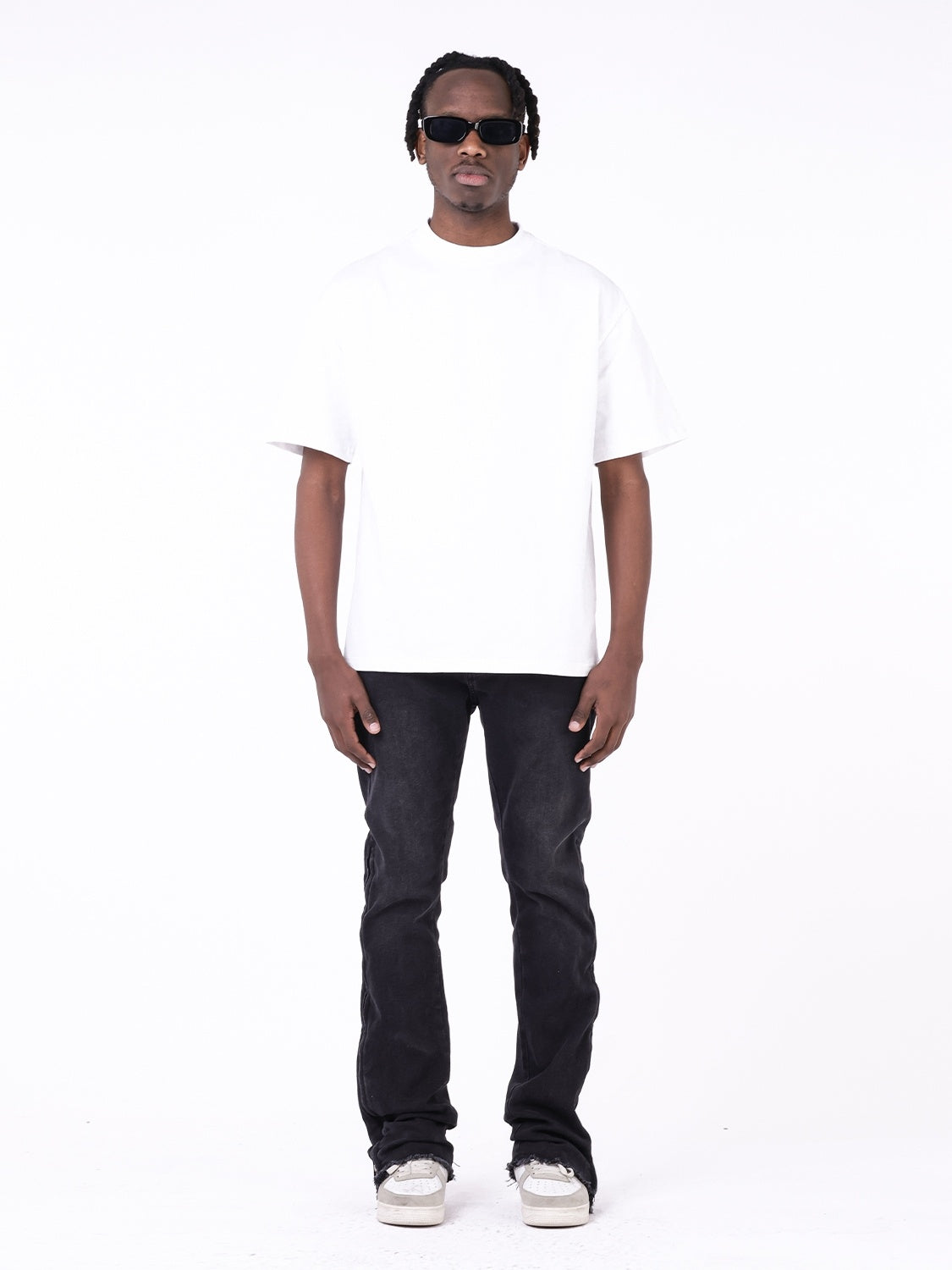 Gerade geschnittene Jeans mit offenem Saum und seitlichem Reißverschluss