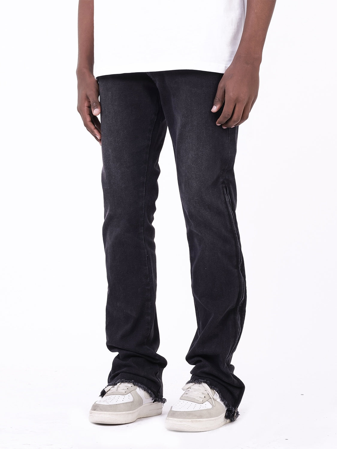 Gerade geschnittene Jeans mit offenem Saum und seitlichem Reißverschluss