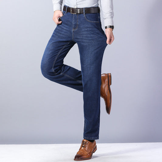 Les jeans épais en peluche gardent les hommes au chaud en hiver