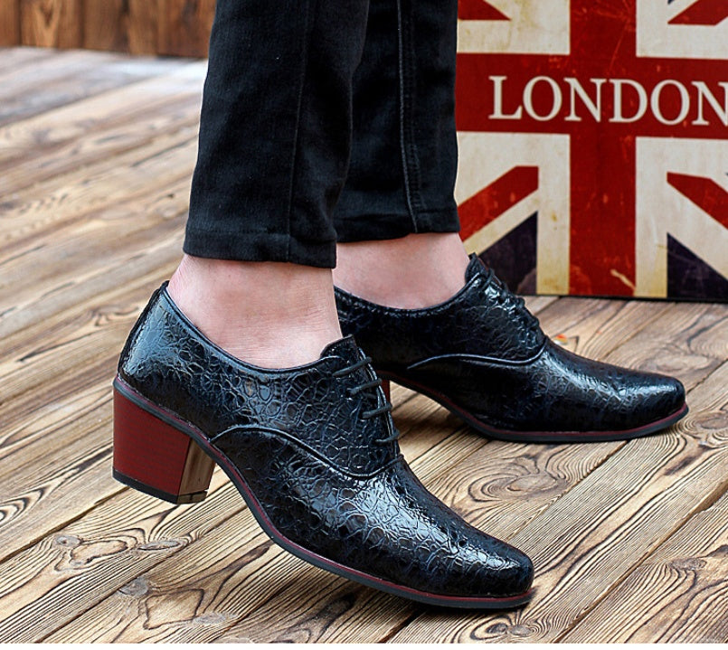 Les chaussures à la mode britannique pour hommes ont des bouts pointus surélevés