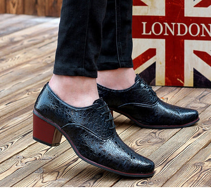 Les chaussures à la mode britannique pour hommes ont des bouts pointus surélevés