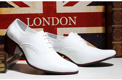 Les chaussures à la mode britannique pour hommes ont des bouts pointus surélevés