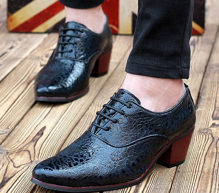 Les chaussures à la mode britannique pour hommes ont des bouts pointus surélevés