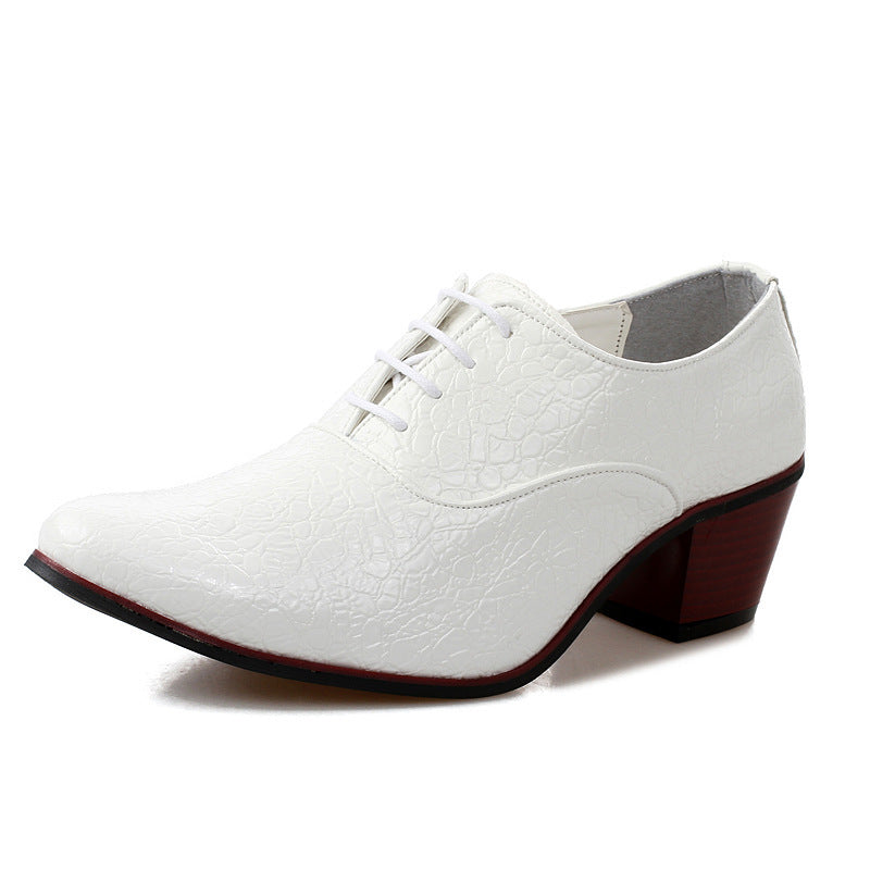 Les chaussures à la mode britannique pour hommes ont des bouts pointus surélevés
