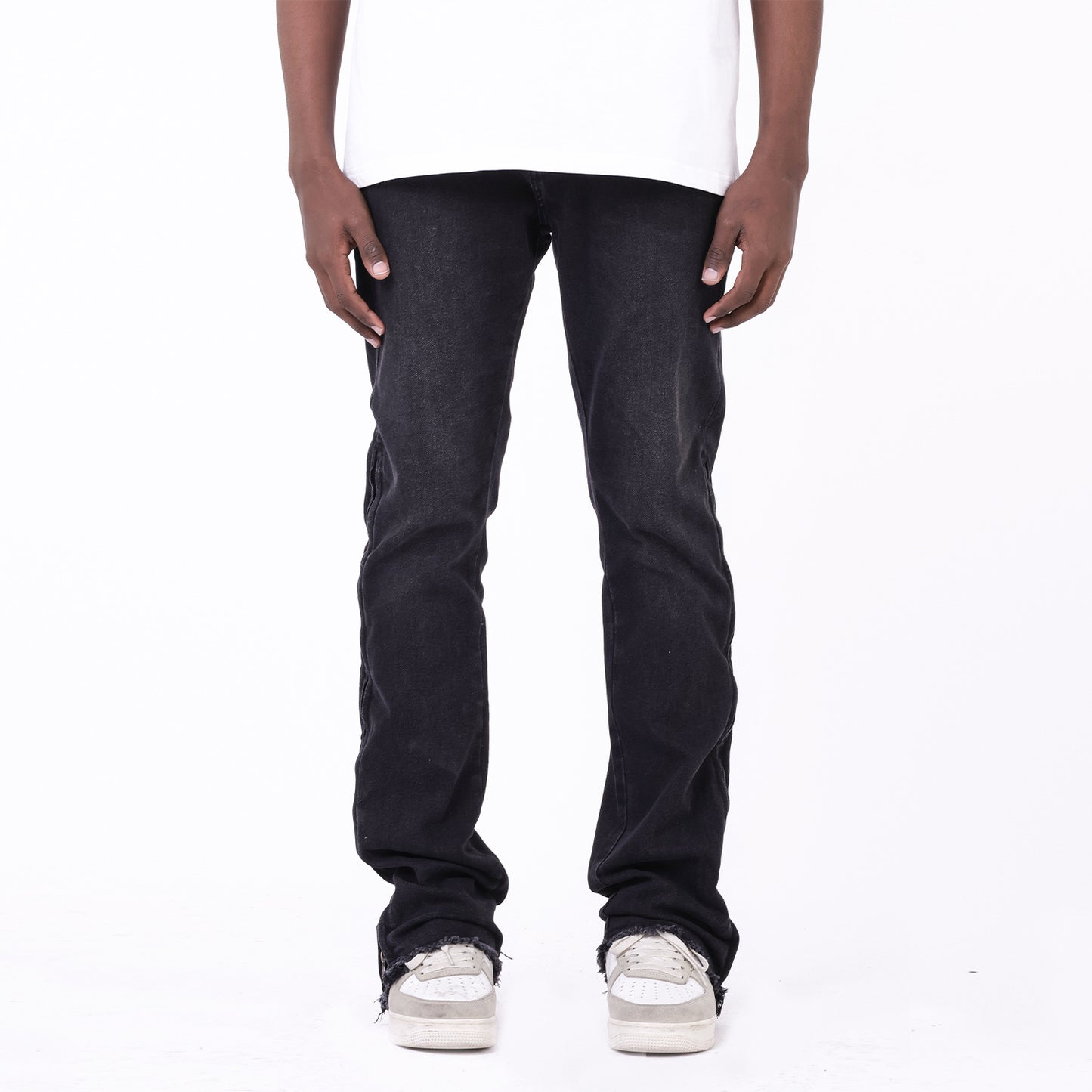 Gerade geschnittene Jeans mit offenem Saum und seitlichem Reißverschluss